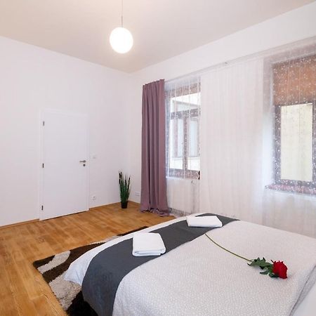 Luxury Apartment In The Center Of Praha Bagian luar foto