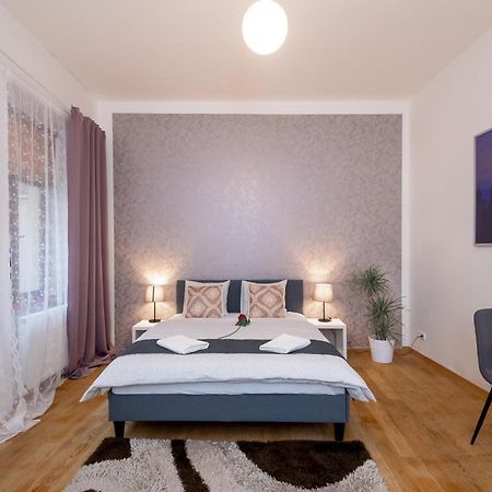 Luxury Apartment In The Center Of Praha Bagian luar foto