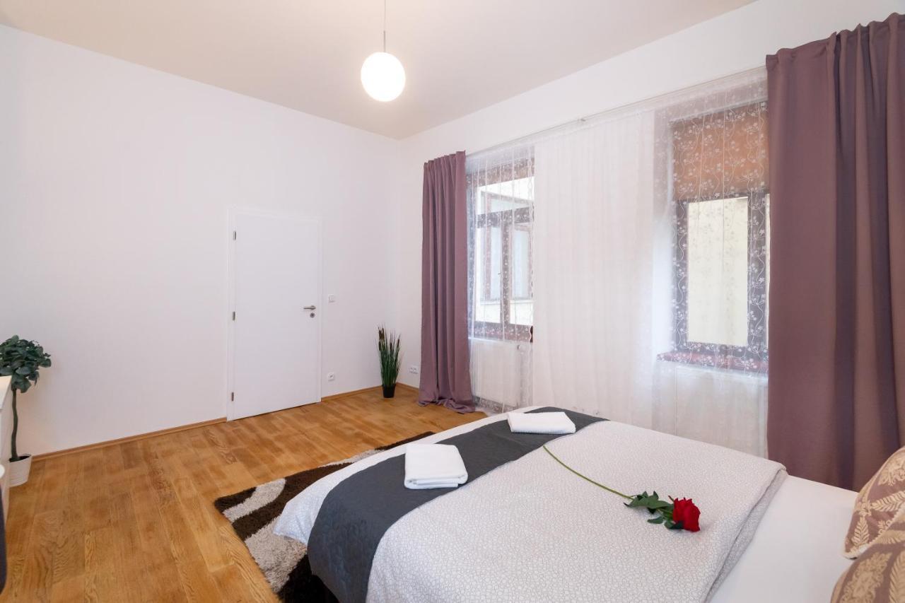 Luxury Apartment In The Center Of Praha Bagian luar foto